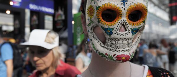 Une femme déguisée - Sputnik Afrique