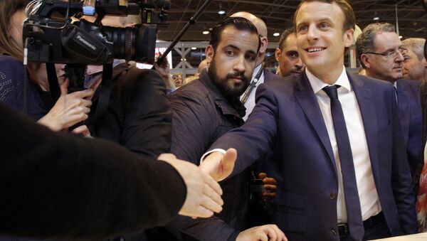 Emmanuel Macron, center, flanked by his bodyguard, Alexandre Benalla, left, visits the Agriculture Fair in Paris, Wednesday, March 1, 2017 - Sputnik Afrique