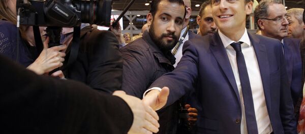 Emmanuel Macron, center, flanked by his bodyguard, Alexandre Benalla, left, visits the Agriculture Fair in Paris, Wednesday, March 1, 2017 - Sputnik Afrique