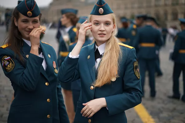 La cérémonie de fin d’études des élèves officiers sur la place Rouge à Moscou La cérémonie de fin d’études des élèves officiers sur la place Rouge à Moscou - Sputnik Afrique