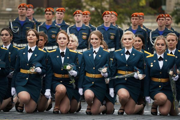La cérémonie de fin d’études des élèves officiers sur la place Rouge à Moscou - Sputnik Afrique