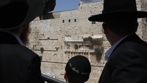 Ultra-Orthodox Jewish men look at the place where a massive stone block dislodged from the Western Wall, Judaism's holiest worship site, falling down onto an egalitarian prayer platform in the Old City of Jerusalem on July 23, 2018. - Sputnik Afrique