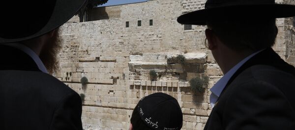 Ultra-Orthodox Jewish men look at the place where a massive stone block dislodged from the Western Wall, Judaism's holiest worship site, falling down onto an egalitarian prayer platform in the Old City of Jerusalem on July 23, 2018. Ultra-Orthodox Jewish men look at the place where a massive stone block dislodged from the Western Wall, Judaism's holiest worship site, falling down onto an egalitarian prayer platform in the Old City of Jerusalem on July 23, 2018. - Sputnik Afrique