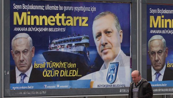 Un panneau avec des photos de Benjamin Netanyahu et de Recep Tayyip Erdogan dans une rue d'Ankara - Sputnik Afrique