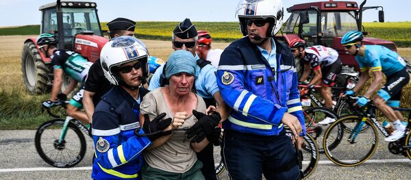 Tour de France arrêtée après manifestation des agriculteurs - Sputnik Afrique