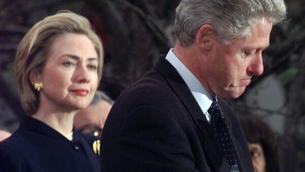 Hillary Rodham Clinton, alors la First Lady US, avec le President Clinton en décembre 1998 - Sputnik Afrique