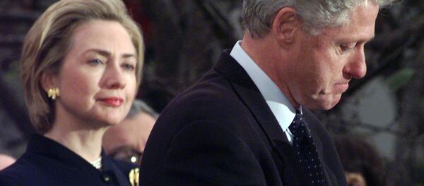 Hillary Rodham Clinton, alors la First Lady US, avec le President Clinton en décembre 1998 - Sputnik Afrique