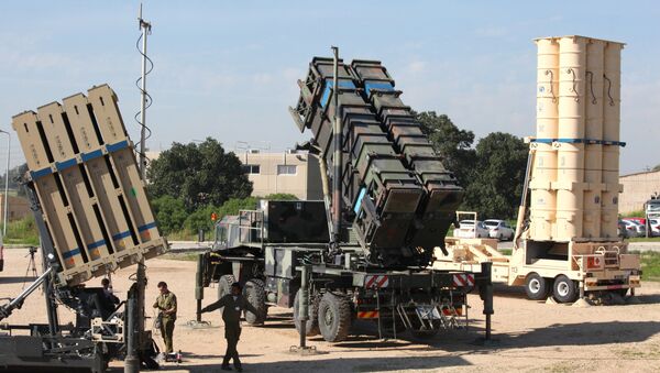 Des soldats israéliens devant des systèmes de missiles Patriot (au centre) et Arrow 3 (à droite) - Sputnik Afrique