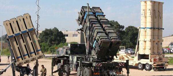 Des soldats israéliens devant des systèmes de missiles Patriot (au centre) et Arrow 3 (à droite) - Sputnik Afrique