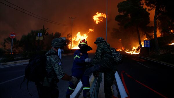 Firefighters and soldiers fall back as a wildfire burns in the town of Rafina, near Athens, Greece, July 23, 2018 - Sputnik Afrique