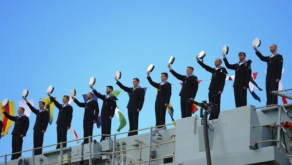The crew of the British Royal Navy ship HMS Bulwark salute Queen Elizabeth II, bottom left, during her boat trip across Valletta Harbor, Saturday, Nov. 28, 2015. - Sputnik Afrique