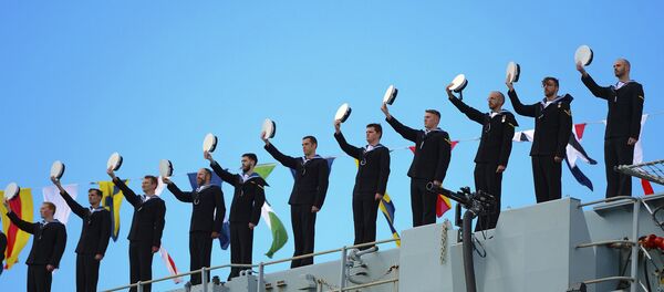 The crew of the British Royal Navy ship HMS Bulwark salute Queen Elizabeth II, bottom left, during her boat trip across Valletta Harbor, Saturday, Nov. 28, 2015. - Sputnik Afrique