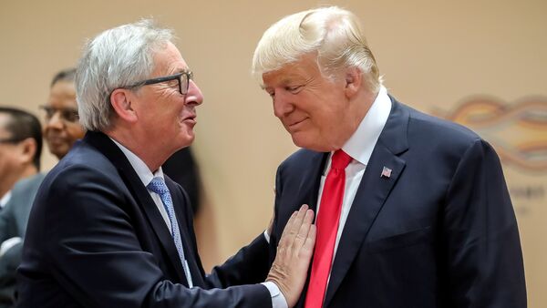 U.S. President Donald Trump, right, talks with European Commission President Jean-Claude Juncker, left, prior to a working session at the G-20 summit in Hamburg, Germany, July 8, 2017 - Sputnik Afrique