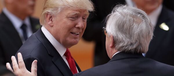 European Commission President Jean-Claude Juncker, right, talks to U.S. President Donald Trump, left, prior to a working session at the G-20 summit in Hamburg, northern Germany, Saturday, July 8, 2017 - Sputnik Afrique