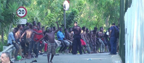 Quelque 600 migrants foncent la frontière entre le Maroc et une enclave espagnole - Sputnik Afrique