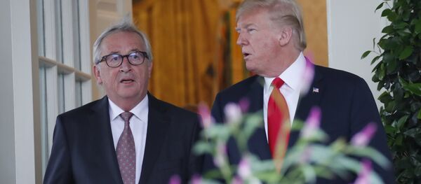 President Donald Trump, right, and European Commission president Jean-Claude Juncker arrive to speak in the Rose Garden of the White House, Wednesday, July 25, 2018, in Washington - Sputnik Afrique