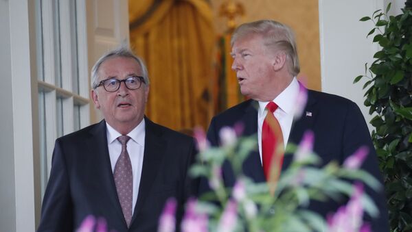 President Donald Trump, right, and European Commission president Jean-Claude Juncker arrive to speak in the Rose Garden of the White House, Wednesday, July 25, 2018, in Washington - Sputnik Afrique