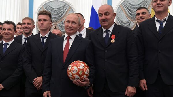 Церемония вручения президентом РФ В. Путиным госнаград членам сборной России по футболу - Sputnik Afrique