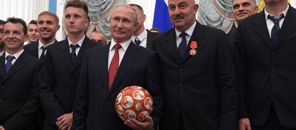 Церемония вручения президентом РФ В. Путиным госнаград членам сборной России по футболу Церемония вручения президентом РФ В. Путиным госнаград членам сборной России по футболу - Sputnik Afrique