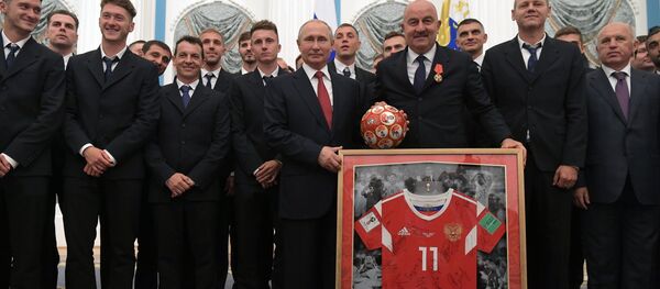 Церемония вручения президентом РФ В. Путиным госнаград членам сборной России по футболу - Sputnik Afrique