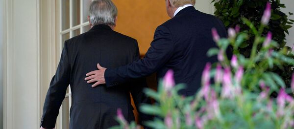 U.S. President Donald Trump and President of the European Commission Jean-Claude Juncker walk together after speaking about trade relations in the Rose Garden of the White House in Washington, U.S., July 25, 2018 - Sputnik Afrique