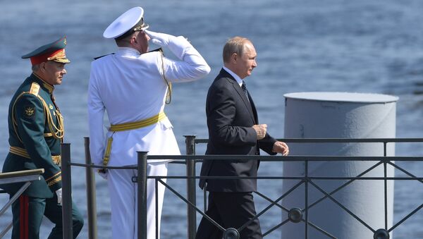 Poutine lors du défilé maritime à Saint-Pétersbourg - Sputnik Afrique