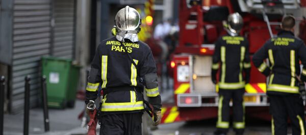 Firefighters work at the scene where a fire in an apartment building in the Myrha street, north of Paris, killed eight people early on September 2, 2015. Firefighters work at the scene where a fire in an apartment building in the Myrha street, north of Paris, killed eight people early on September 2, 2015. - Sputnik Afrique