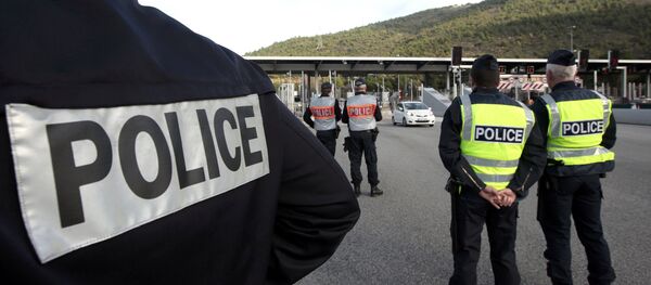 La police française conduit un contrôle à proximité de la frontière franco-italienne lors de la conférence sur le climat COP21 en 2015 - Sputnik Afrique
