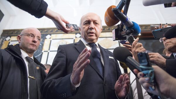 French Foreign Minister Laurent Fabius speaks to the press as he arrives for a conference on Syria in Vienna, Austria, on November 14, 2015 - Sputnik Afrique