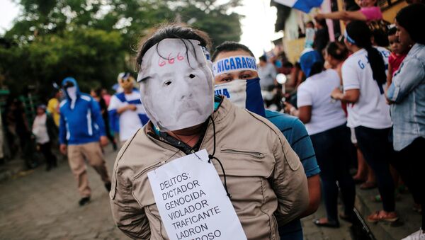 A demonstrator with a mask of Nicaragua's President Daniel Ortega takes part in a march in support of the Catholic Church in Leon, Nicaragua July 28, 2018. Picture taken July 28, 2018. - Sputnik Afrique