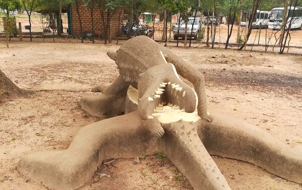 Des statues géantes de crocodiles à l’entrée du complexe touristique - Sputnik Afrique