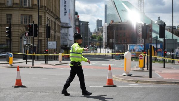 A police officer potrols a cordon near to the Manchester Arena in Manchester, northwest England on May 23, 2017 - Sputnik Afrique