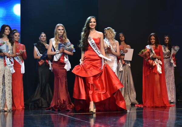 Les finalistes et la gagnante du concours de beauté Miss CEI 2018 - Sputnik Afrique
