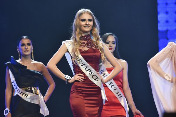 Les finalistes et la gagnante du concours de beauté Miss CEI 2018 - Sputnik Afrique