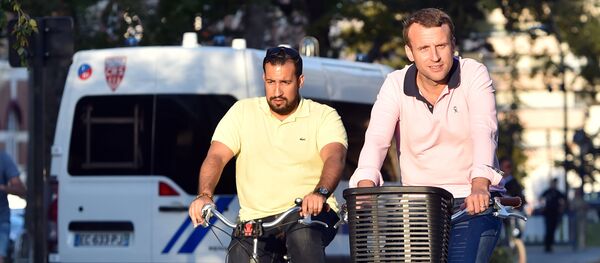 Alexandre Benalla, colaborador de la Presidencia francesa, y Emmanuel Macron, presidente de Francia - Sputnik Afrique