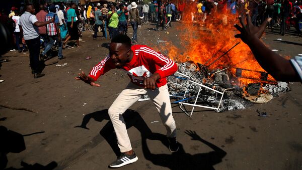 Zimbabwe: gaz lacrymogènes et tirs à balle réelle dans les rues de la capitale, un mort - Sputnik Afrique