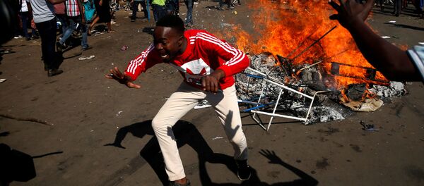 Zimbabwe: gaz lacrymogènes et tirs à balle réelle dans les rues de la capitale, un mort - Sputnik Afrique