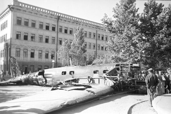 Un bombardier allemand sur la place centrale. Stalingrad, août 1942. - Sputnik Afrique