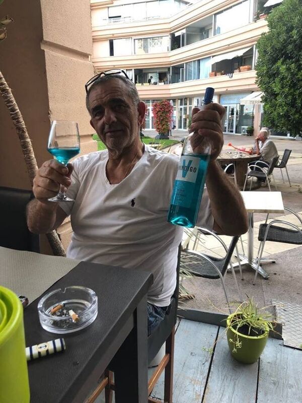 Un homme avec un verre de Vindigo Un homme avec un verre de Vindigo - Sputnik Afrique