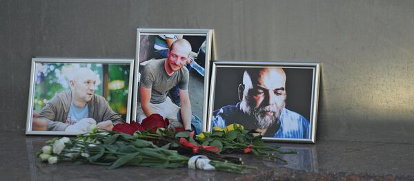 Fleurs à la Maison du journaliste à la mémoire de trois journalistes tués en République centrafricaine - Sputnik Afrique
