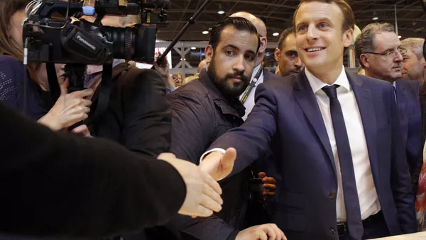 Emmanuel Macron, presidente de Francia, y Alexandre Benalla, jefe de la seguridad (archivo) - Sputnik Afrique