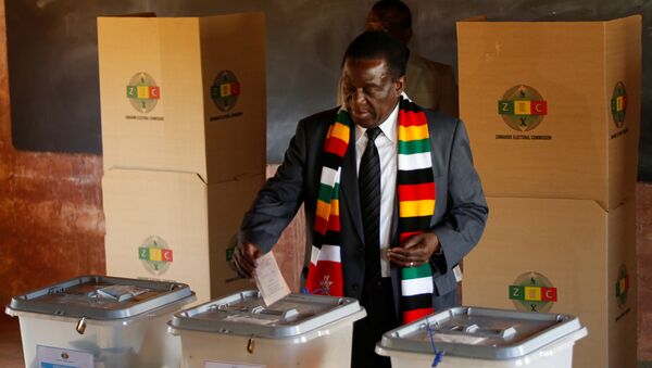 Zimbabwe's President Emmerson Mnangagwa casts his ballot as he votes in the general election at Sherwood Park Primary School in Kwekwe, Zimbabwe July 30, 2018. - Sputnik Afrique