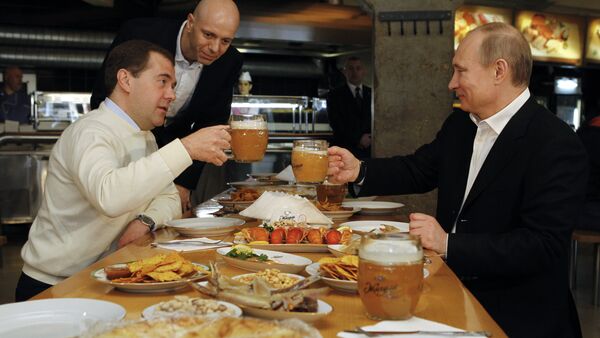 Д.Медведев и В.Путин посетили пивной бар Жигули - Sputnik Afrique