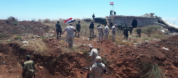 Le drapeau de la Syrie flotte de nouveau à sa frontière avec Israël - Sputnik Afrique