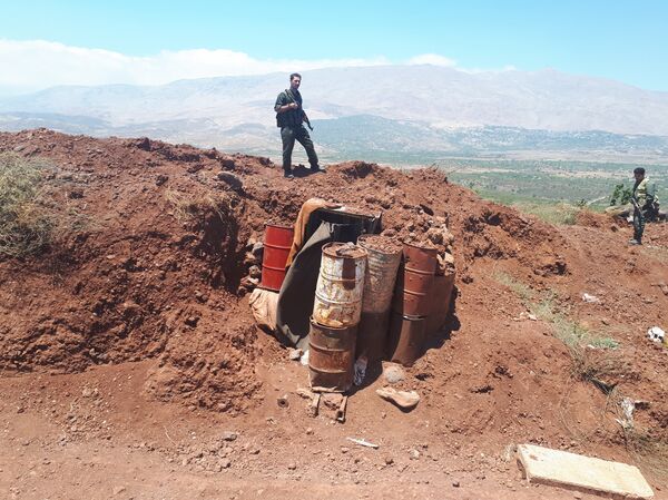 Le drapeau de la Syrie flotte de nouveau à sa frontière avec Israël  - Sputnik Afrique