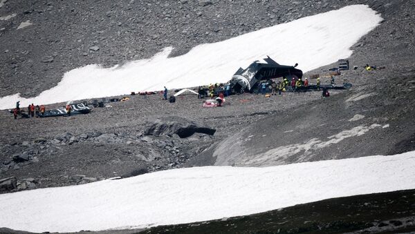 Accident investigators and rescue personnel gather around the wreckage of a Junkers JU52 aircraft at Flims on August 5, 2018, after the aeroplane crashed into Piz Segnas, a 3,000-metre (10,000-foot) peak in eastern Switzerland on August 4. - Sputnik Afrique