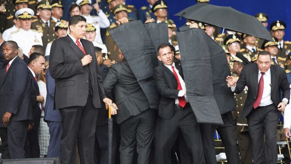 Personal de seguridad rodea al presidente de Venezuela, Nicolás Maduro, durante un incidente mientras daba un discurso en Caracas - Sputnik Afrique