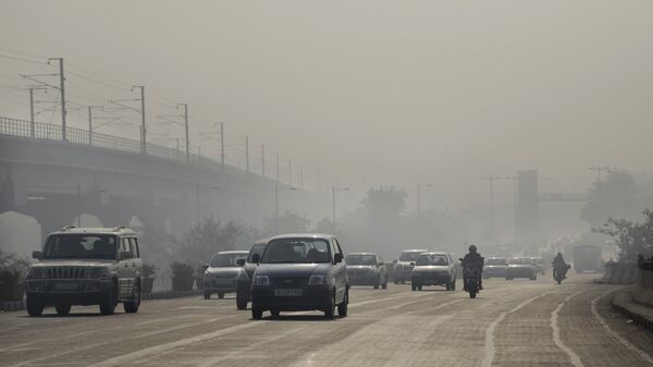 Vehicles move through morning smog on the first day of a two-week experiment to reduce the number of cars to fight pollution in New Delhi. - Sputnik Afrique
