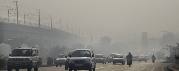 Vehicles move through morning smog on the first day of a two-week experiment to reduce the number of cars to fight pollution in New Delhi. - Sputnik Afrique