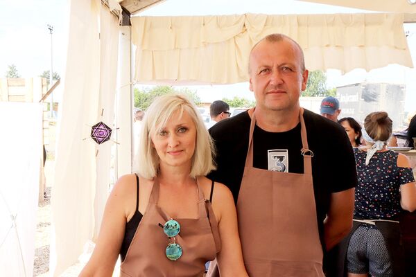 Larissa et Iouri Fomine, fromagerie Po-Rijski fermer Larissa et Iouri Fomine, fromagerie Po-Rijski fermer - Sputnik Afrique